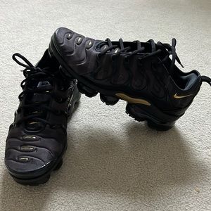 Nike Air Vapor Max Plus Black Metallic Gold